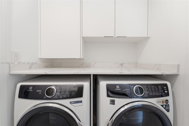 Building Photo - 2840 SW 32nd Ct