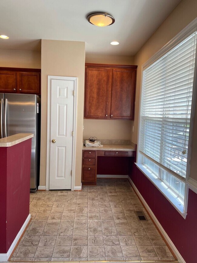 Building Photo - COZY TOWNHOUSE - Minutes to Quantico