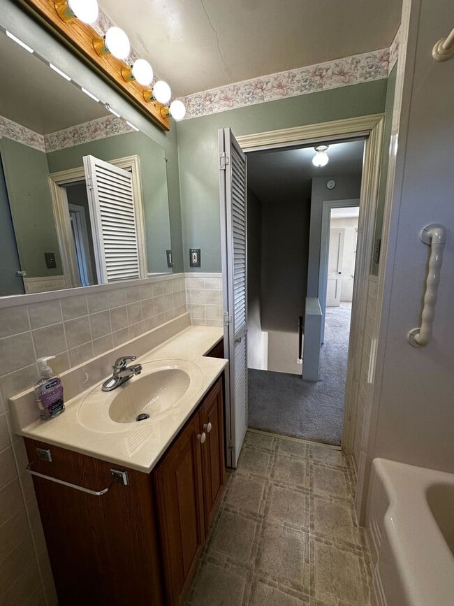 Building Photo - Spacious 2 Bedroom Home with Sunroom and Plenty of Storage!