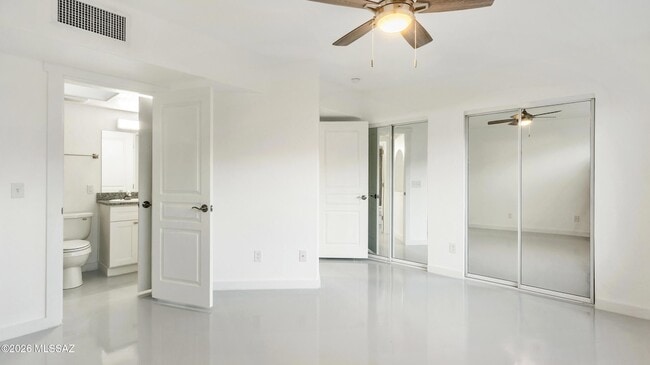 Building Photo - 574 Duchess Dr