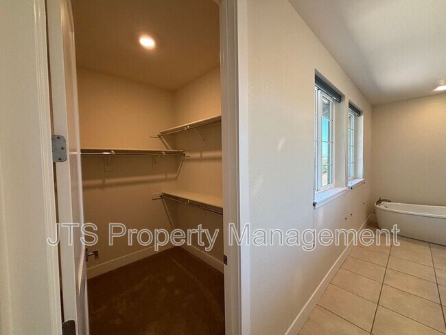Building Photo - 12086 Mircado Wy
