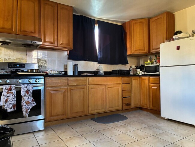 Building Photo - 5 Potential Bedroom, 2 Kitchens, 2 Bath Available 7/1 NEAR CAMPUS!!!!