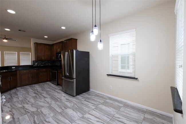 Building Photo - 6442 Wilshire Lakes