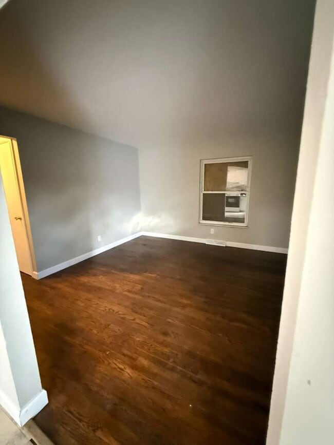 Building Photo - "Charming St. Louis Duplex: Cozy 2-Bedroom, 1-Bath with Hardwood Elegance!" Section 8 Approved