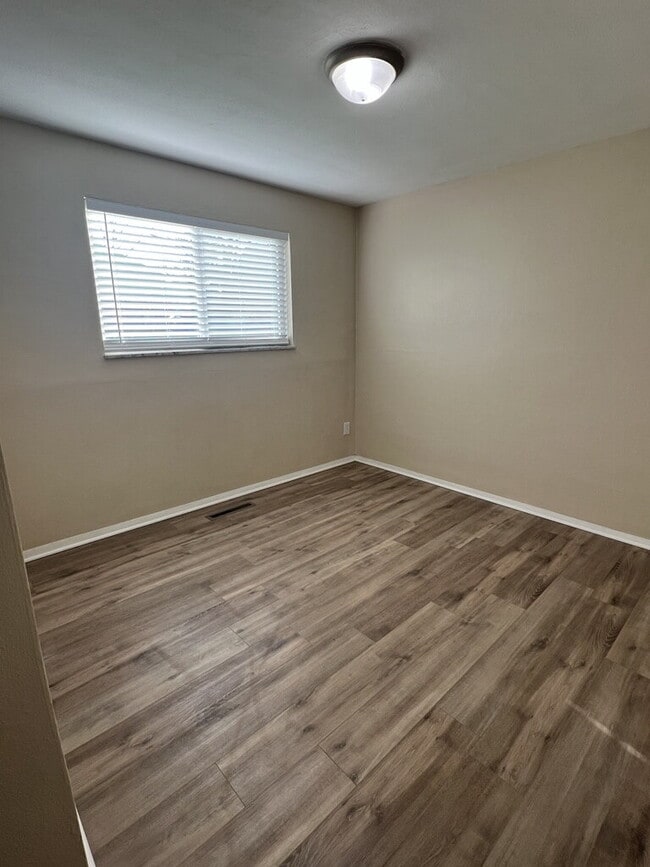 Building Photo - 1025 E Pearl St