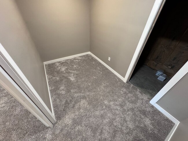 Building Photo - $2800 - 4 Bed 3 Bath Home in Westside Siou...