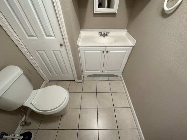Building Photo - 1 bedroom 1 bath apartment for rent in Pen...