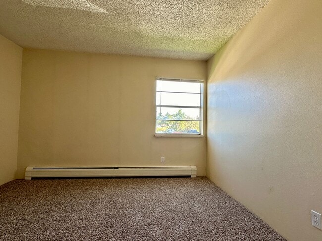 Building Photo - Nice 1 Bedroom 1 Bathroom Condo in Golden with Pool!! Available Mid December!!