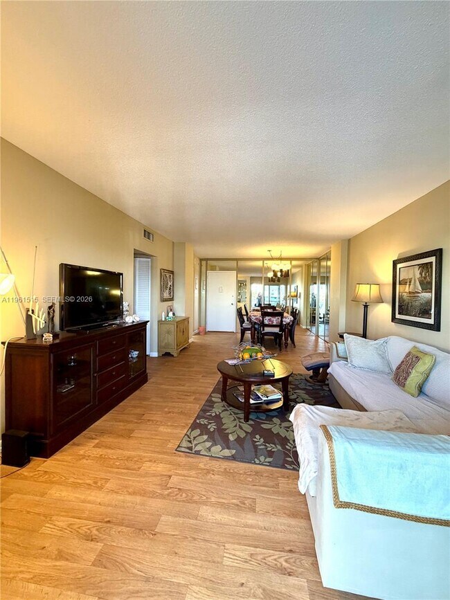 Building Photo - 400 Kings Point Dr