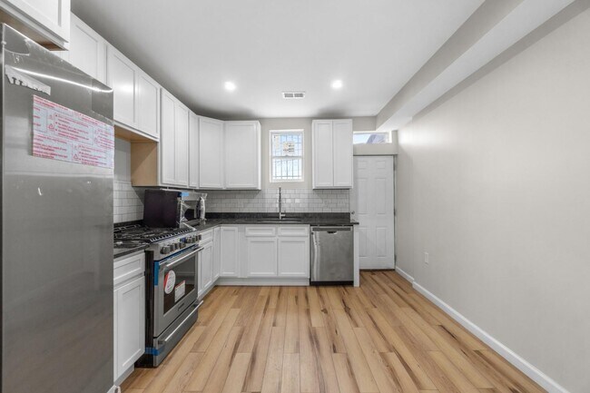 Building Photo - 3326 Noble St