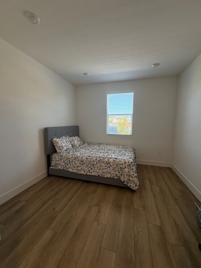 Building Photo - Gorgeous 4 Bedroom Home in Quiet Hollister...