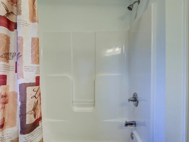 Building Photo - 2 Bed, 1 Bath, .77 Acres - House