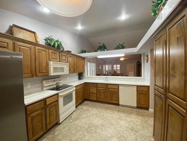 Building Photo - Pet Friendly 2 Bedroom Home in Desirable 5...