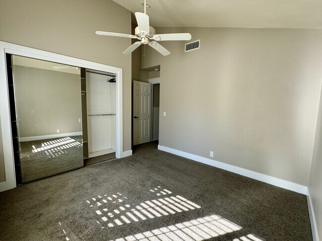 Building Photo - 3027 Oakwood Ln