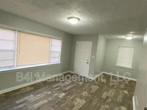 Building Photo - 10 Estes Dr