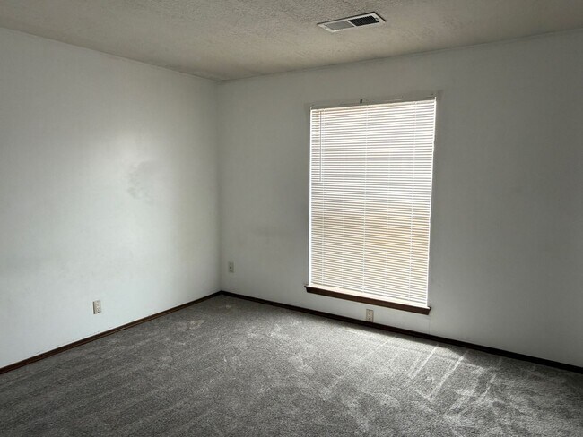 Building Photo - 4 Br, 1.75 Ba, 2 living areas, formal dining room, 2 CG, nice yards, storage shed