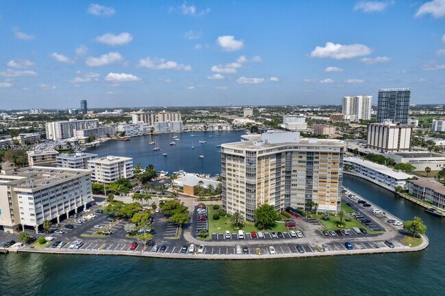 Building Photo - 100 Golden Isles Dr