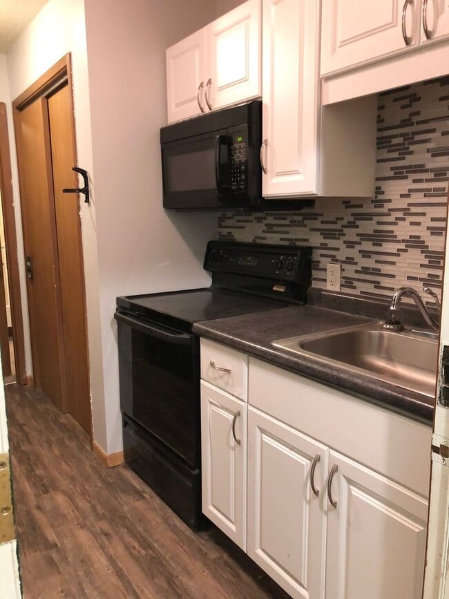 Building Photo - $3,050 |5 Bedroom 3 Bath |Fenced Backyard| Deck| Laundry| Basement