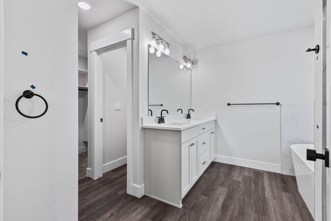Building Photo - Awesome end unit 3 Bed 2.5 Bath townhome i...