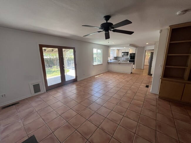 Building Photo - 511 Bluff Dr