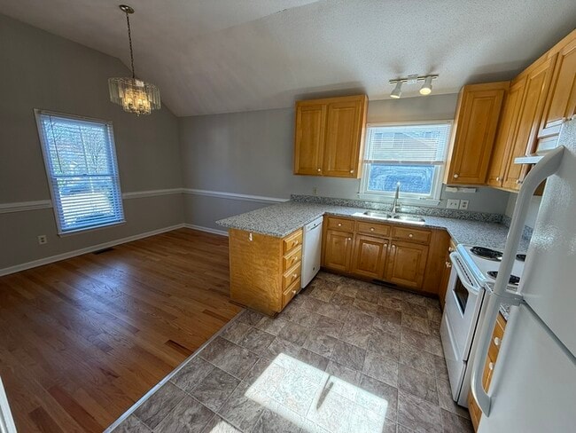 Building Photo - Beautiful Ranch style 3 Bed 2 Bath Home! Large Yard and 2 Car Garage!