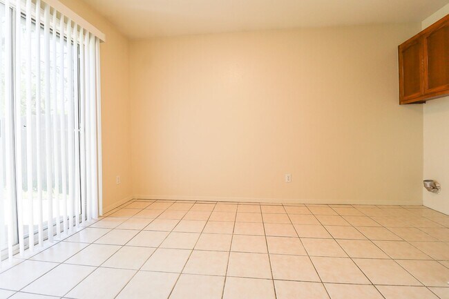 Building Photo - 2 Bed 1 Bath House in Claremore