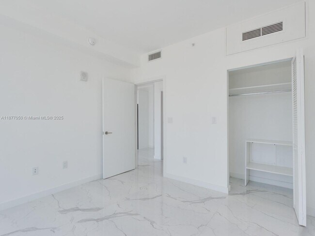 Building Photo - 8425 Crespi Blvd