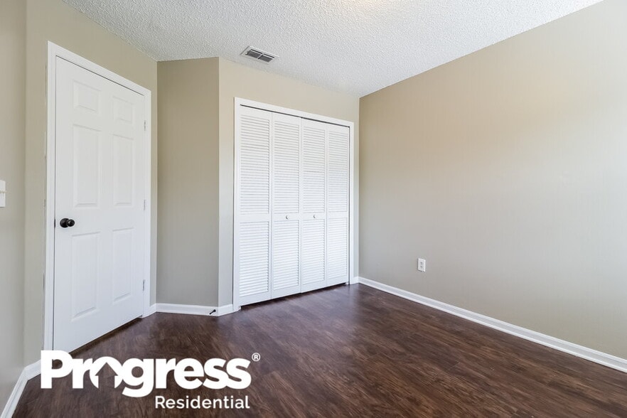 Building Photo - 637 Silver Birch Pl