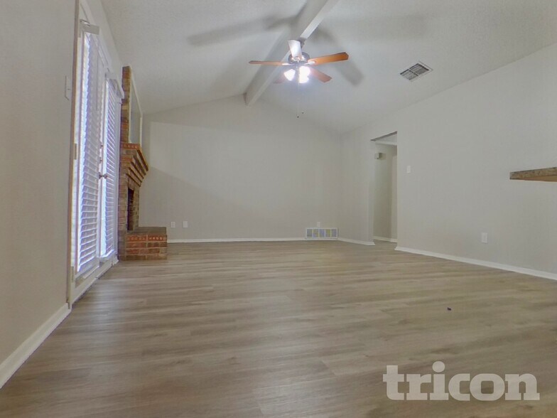 Building Photo - 6212 Douglas Dr