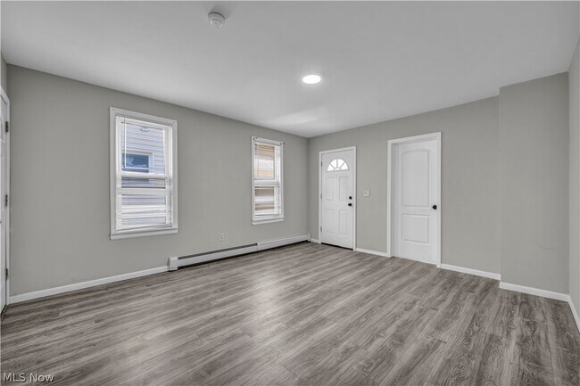 Building Photo - 3010 Daisy Ave