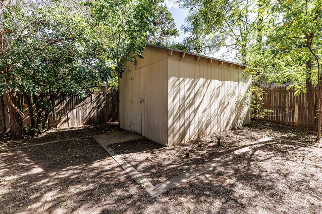 Building Photo - Cute House Convenient to Campus, Shopping,...