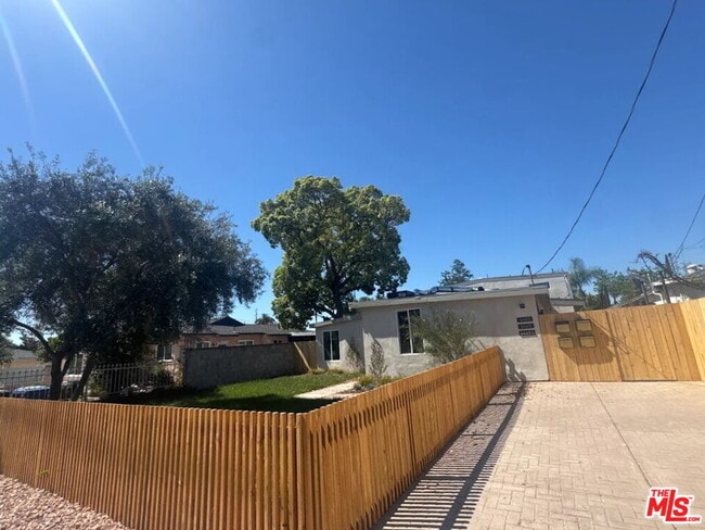 Building Photo - 6441 Satsuma Ave