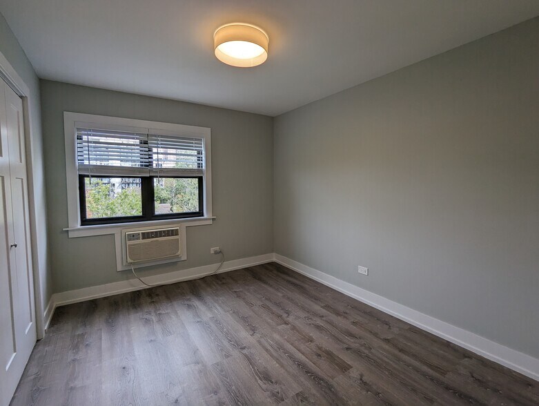 Building Photo - 456 W Barry Ave