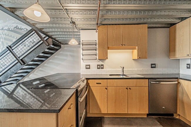 Building Photo - Industrial 1BD, 1BA Loft in Arts District ...