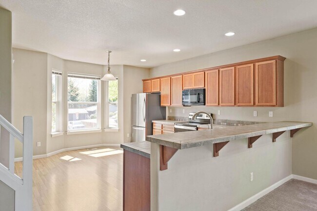 Building Photo - Bright, spacious 3-bdrm/2.5 bath Tigard townhome. Fireplace, balcony, 2-car garage, W/D