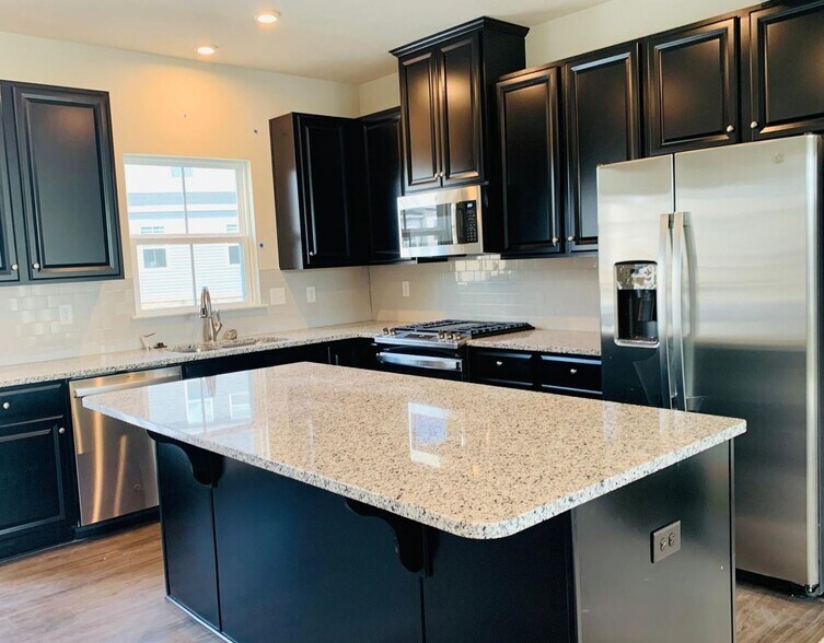 Building Photo - 325 Helenium Dr
