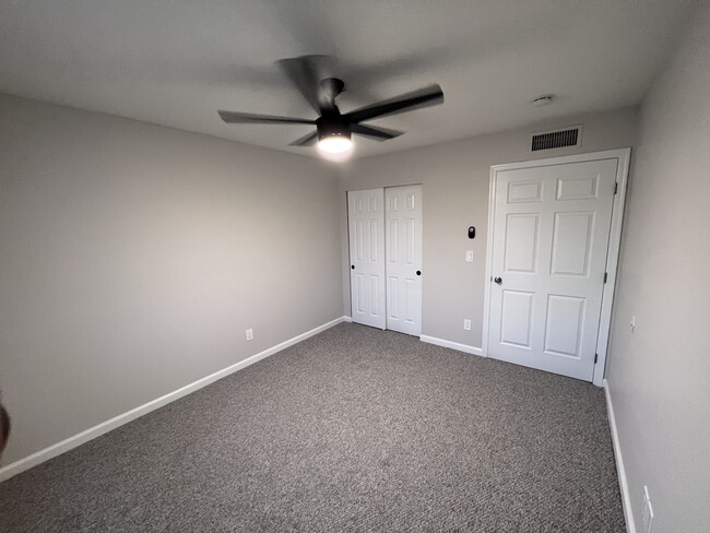 Secondary bathroom - 7602 N 61st Ave