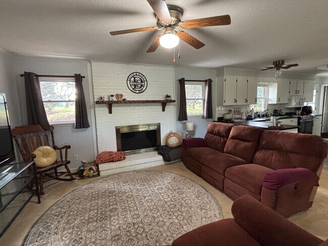 Building Photo - The Perfect Family Home!!!