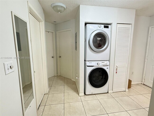 Building Photo - 4764 NW 114th Ave