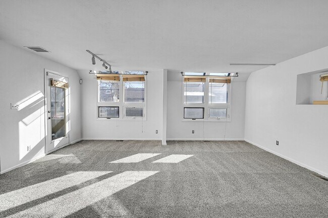 Building Photo - $2,345.00, 2 Bed, 1.5 Bath in Boulder with In Unit Laundry