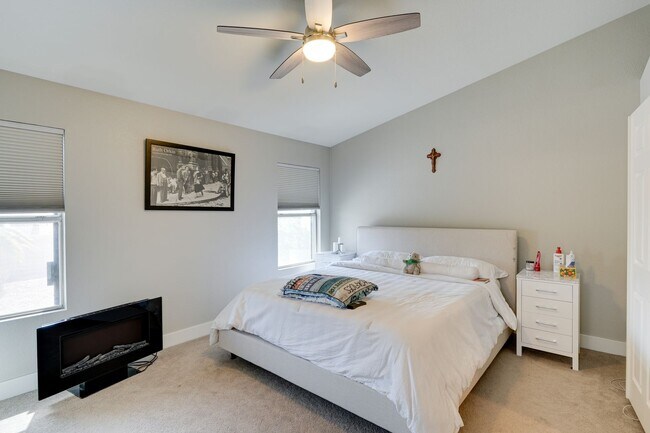 Building Photo - Cozy 3-Bed Home with Pool & Fireplace in P...