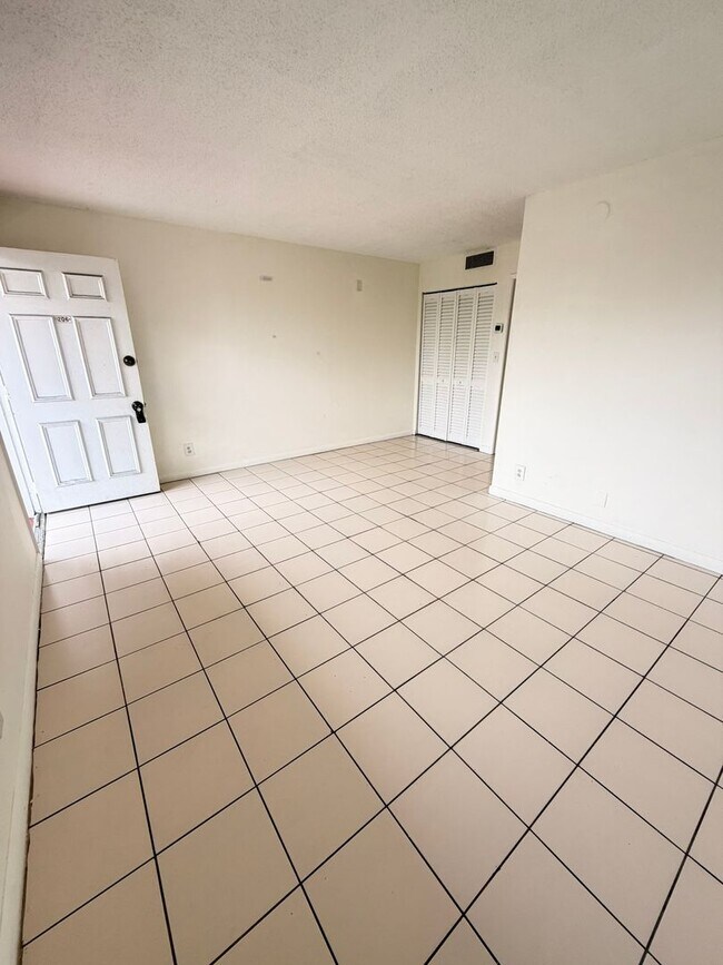 Building Photo - One-bedroom for rent in Pompano Beach