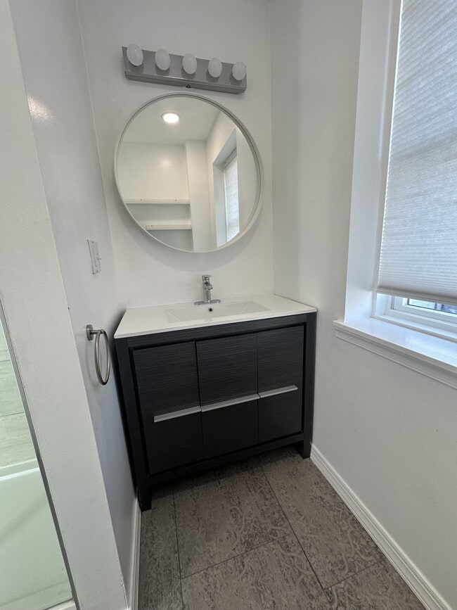 Building Photo - 1022 Carpenter St