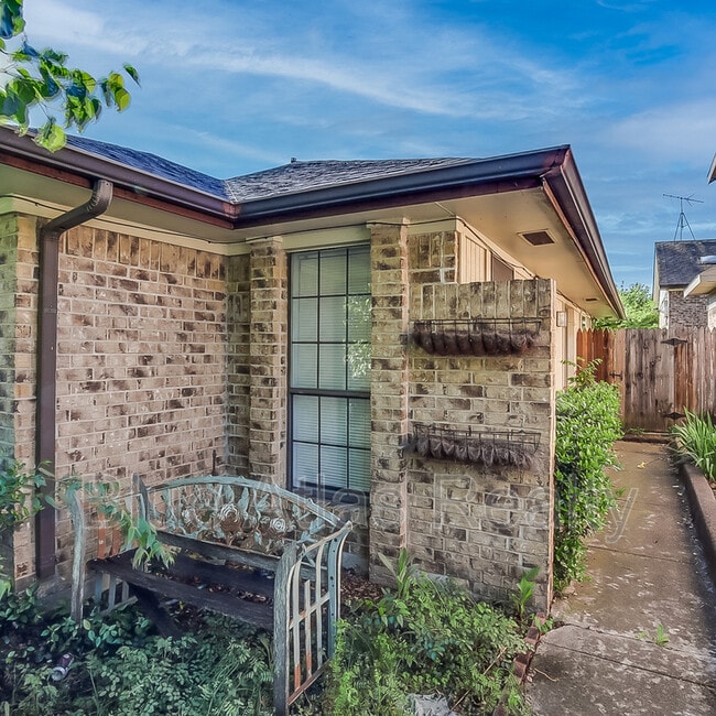 Building Photo - 712 Via Miramonte