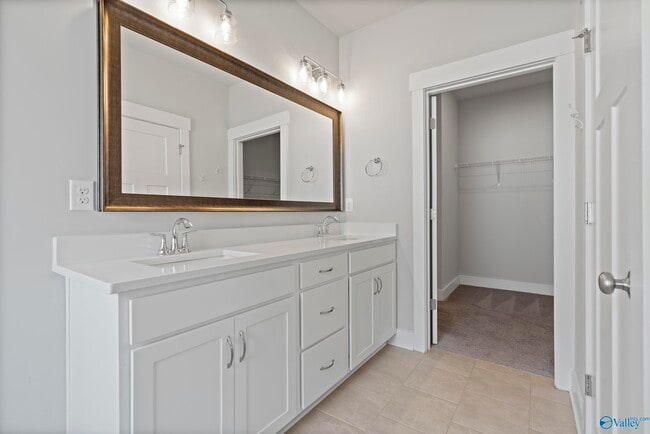 Building Photo - 14741 Greenleaf Dr