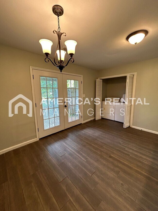 Building Photo - 2422 Hampstead Dr