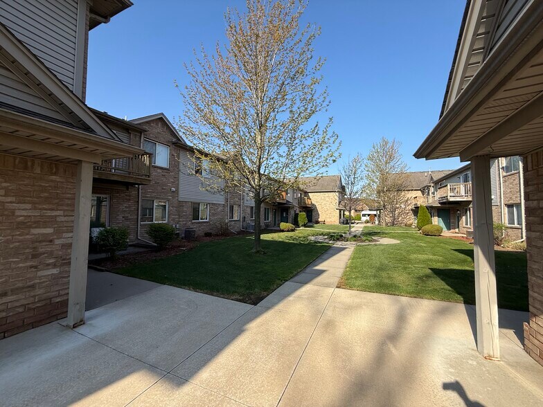 Building Photo - 2216 Frazho Rd