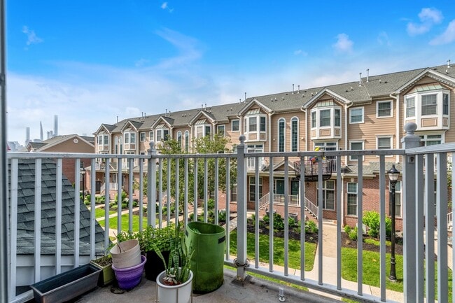 Building Photo - 285 Roslyn Ct