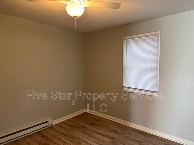 Building Photo - 1028 W Iles Ave