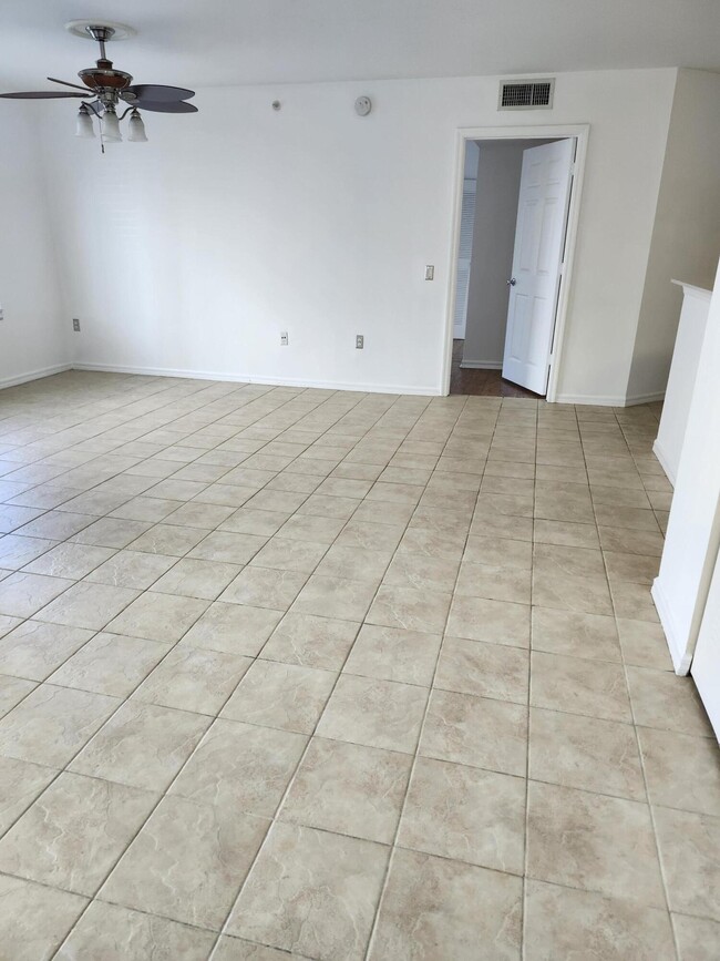 Building Photo - 802 Villa Cir